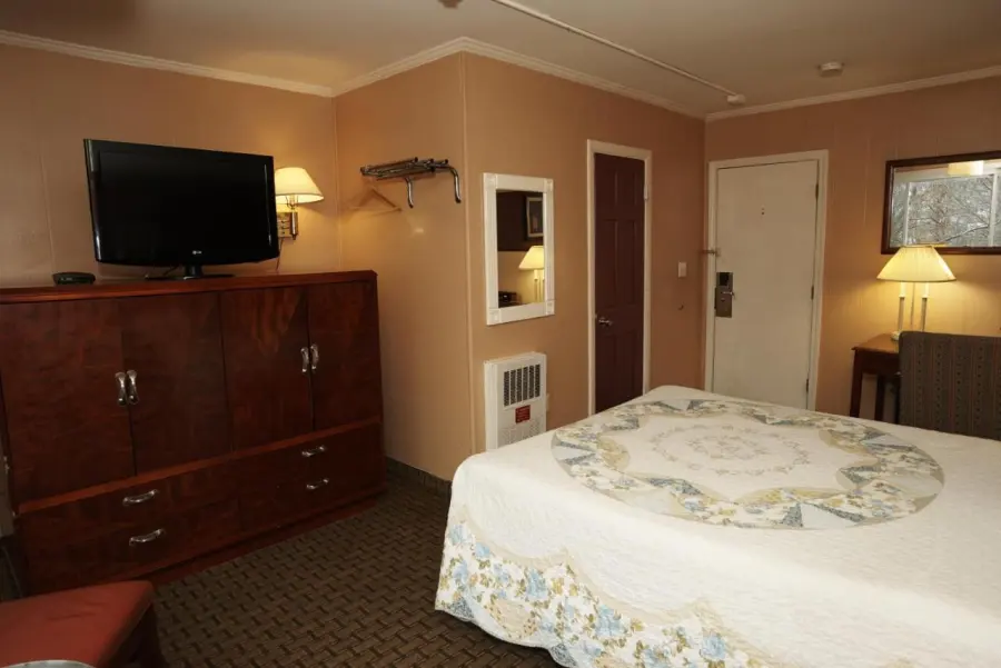 Guest room with flat-screen TV and bed